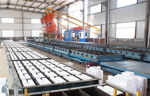 自保溫砌塊設(shè)備生產(chǎn)現(xiàn)場(chǎng)